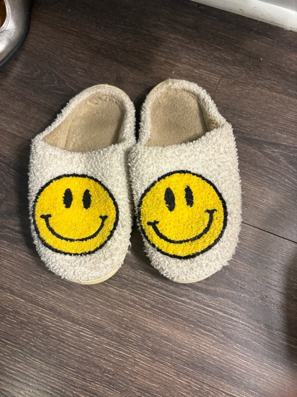 Joe Boxer Cream Sherpa Kids Slippers with Yellow Smiley
